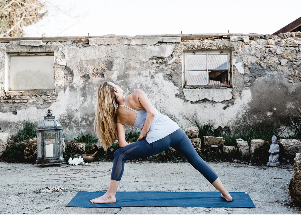 Yoga_Parsvakonasana_gebunden